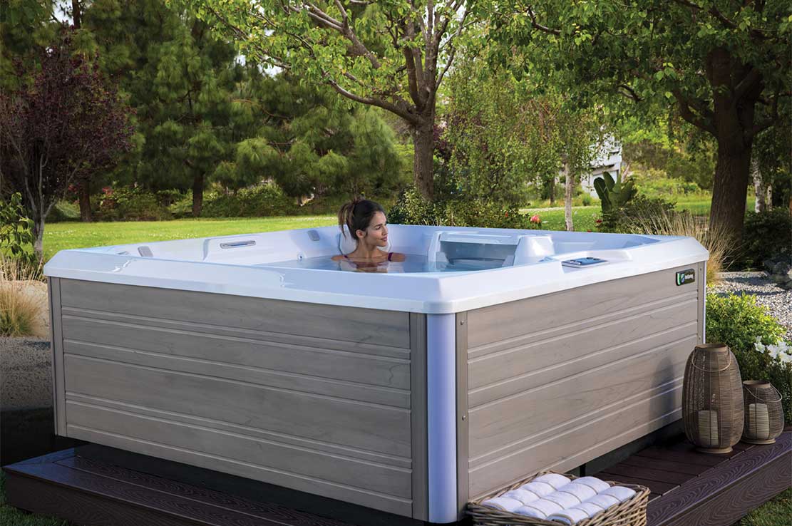 HotSpring Limelight Whirlpool im Garten