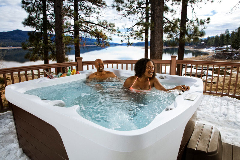 Freeflow Whirlpool auf einer Terrasse am See