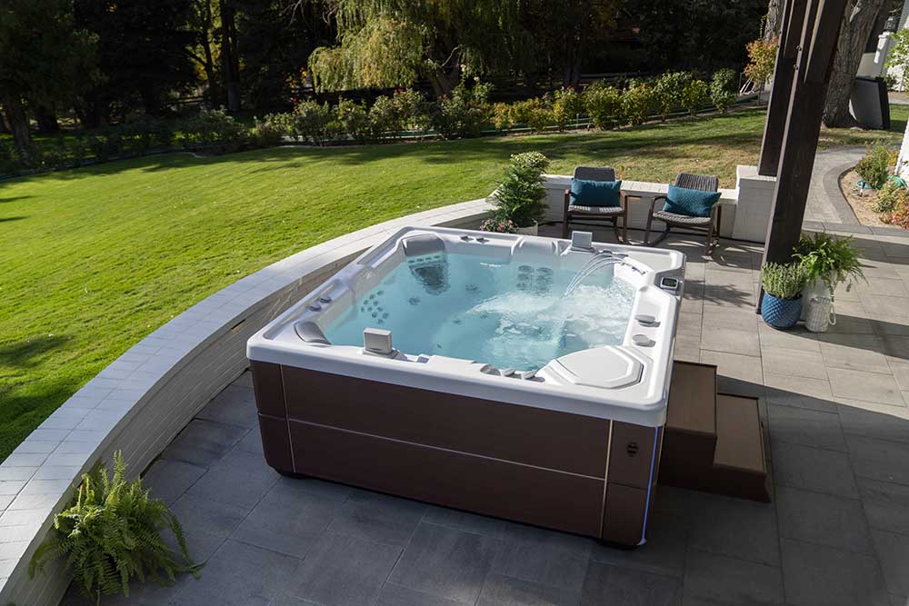 Whirlpool auf einer sonnigen Terrasse im Grünen