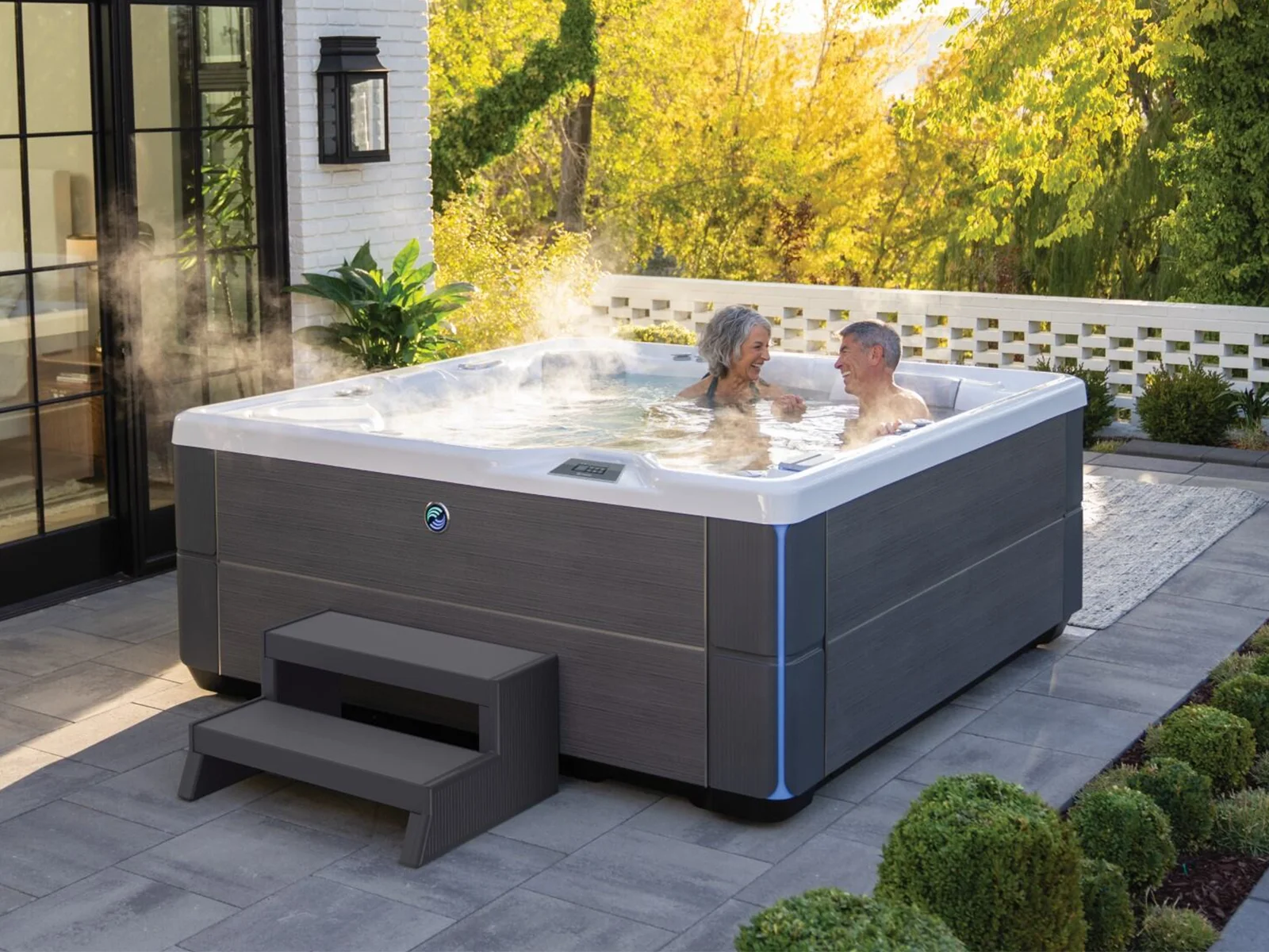 HotSpring Aria auf einer begrünten Terrasse