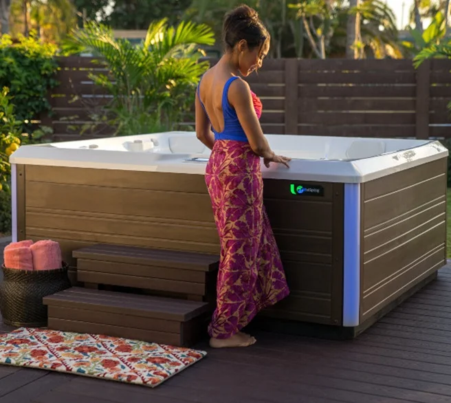 HotSpring Strobe mit Einstieg im Garten