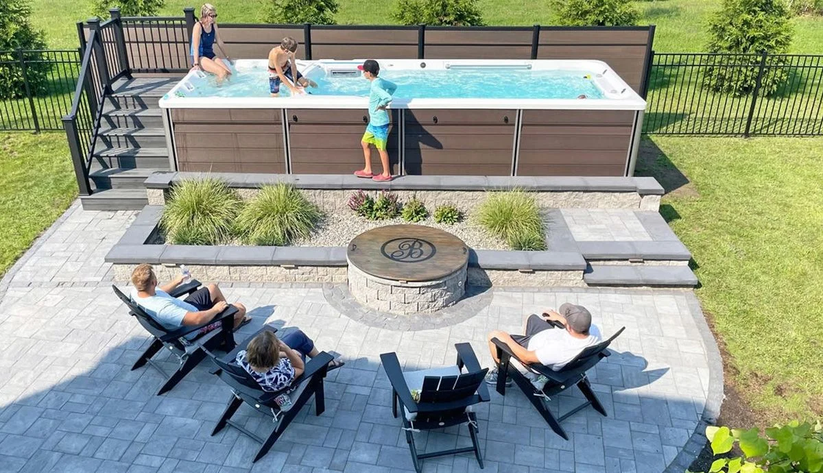 Endless Pools Swimspa mit großzügigem Terrassenbereich