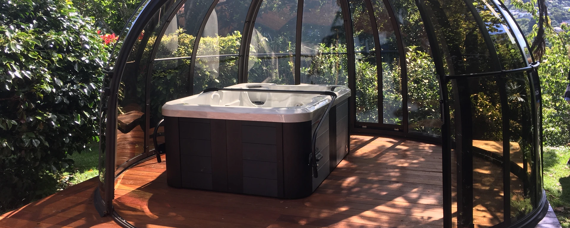 Whirlpool im lichtdurchfluteten ALUKOV-Pavillon
