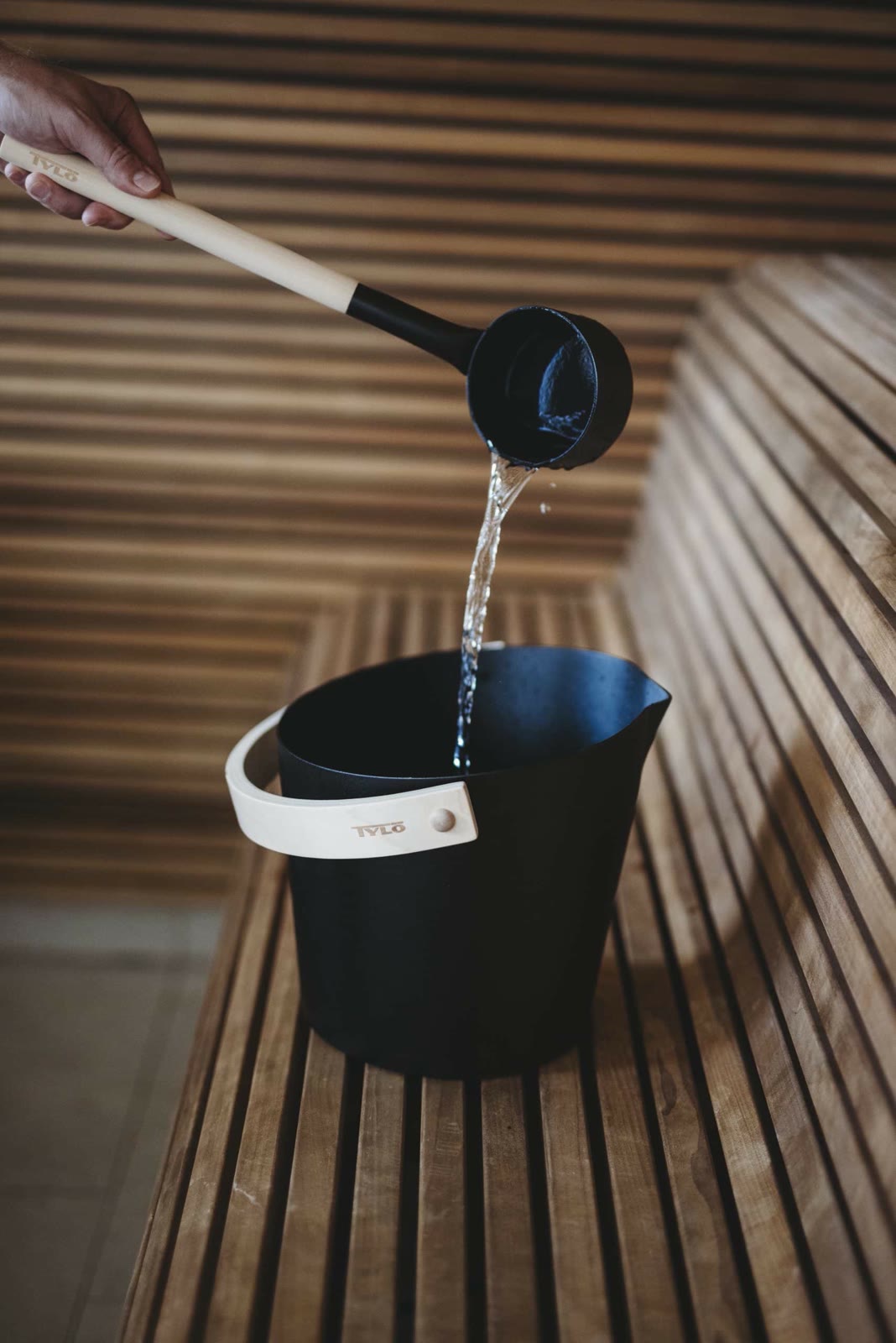 Brilliant Black – Saunakübel und Kelle – Herstelleraufnahme