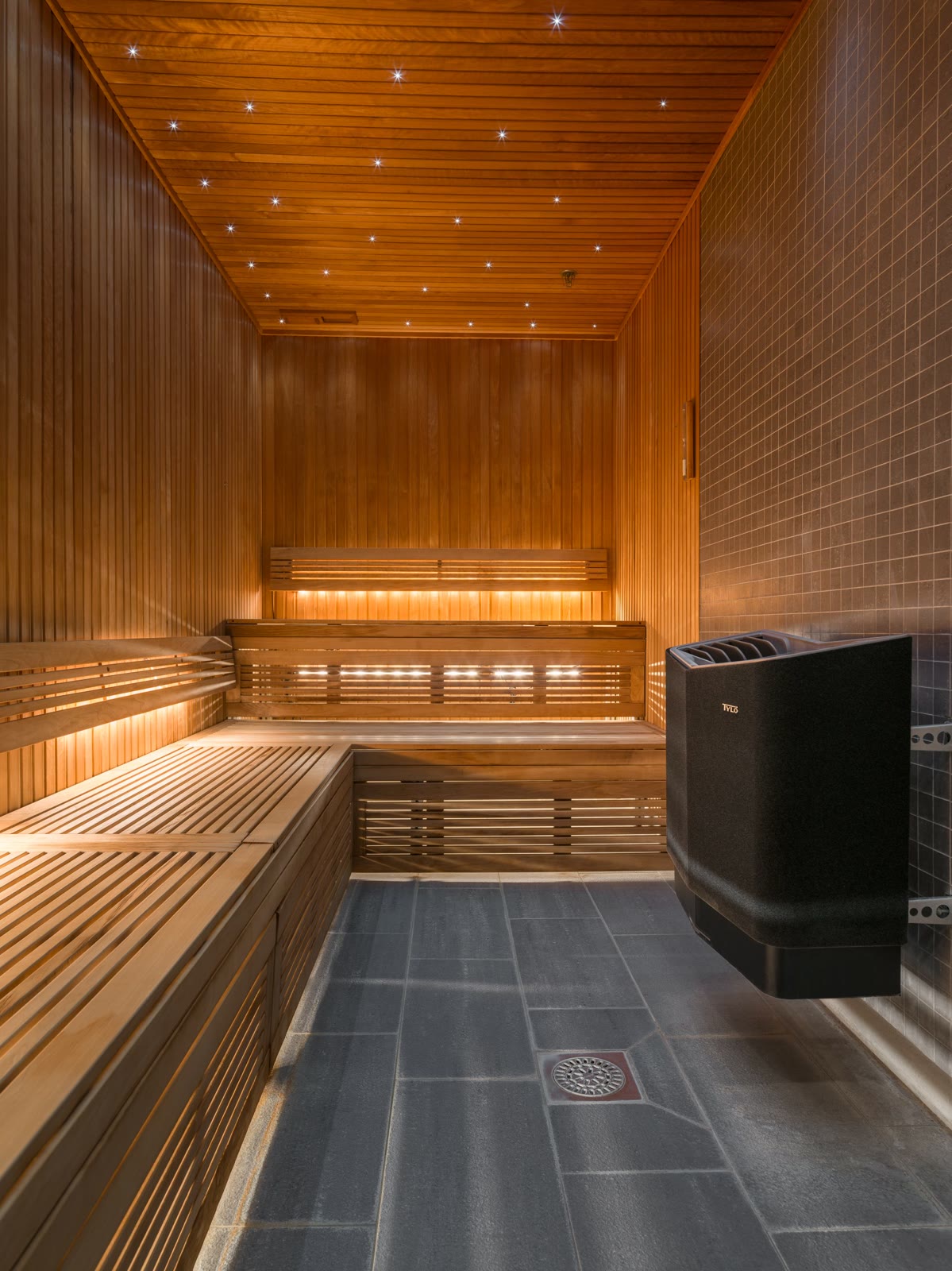 Sauna mit stimmungsvoller Beleuchtung – Herstelleraufnahme