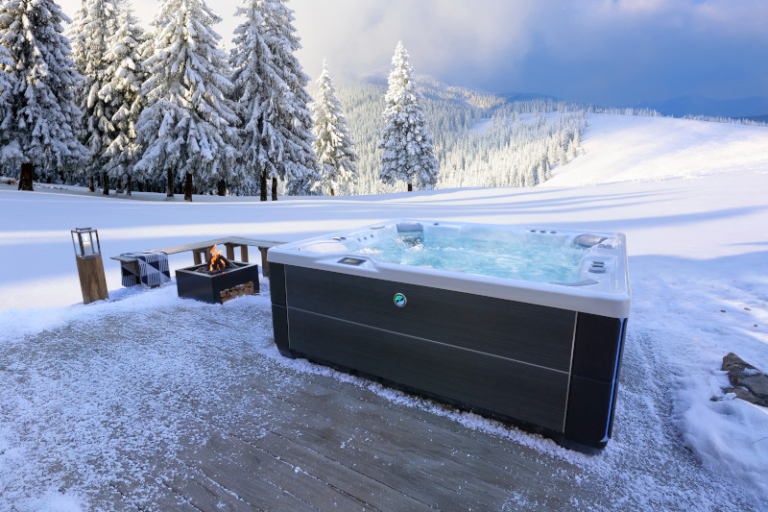 HotSpring Highlife Whirlpool auf einer Terrasse